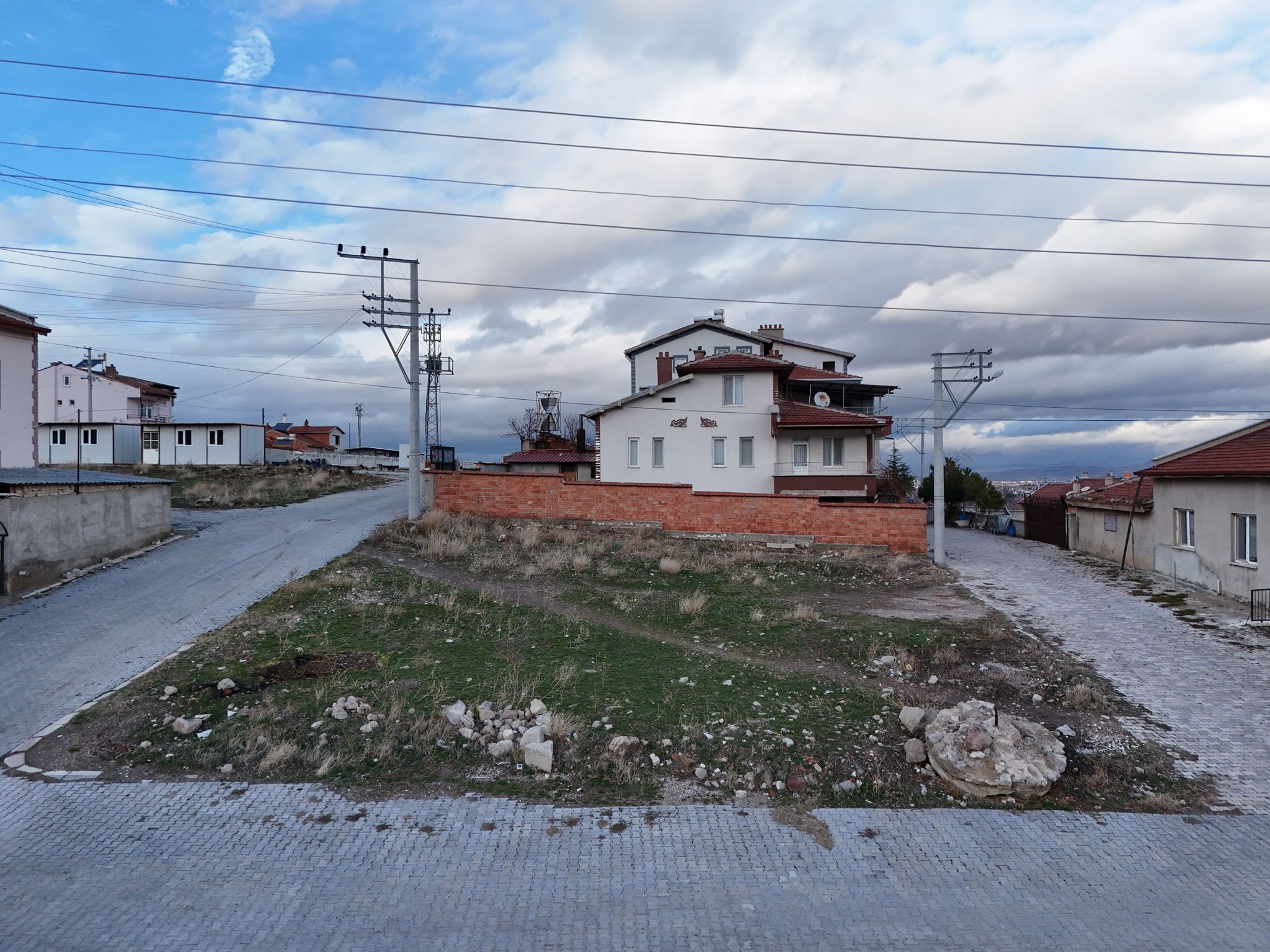 MERKEZ SÜLÜN DE BODRUM+2 KAT İMARLI375 M2 ARSA 